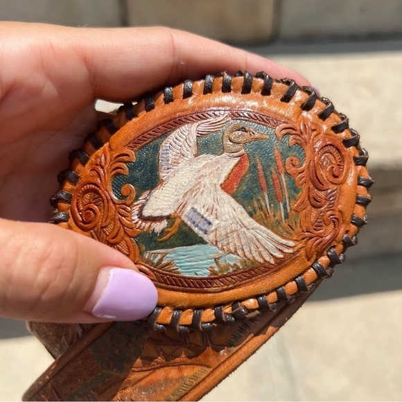HANDMADE tooled leather belt with oval leather buckle ducks nature design 46" - Picture 2 of 7